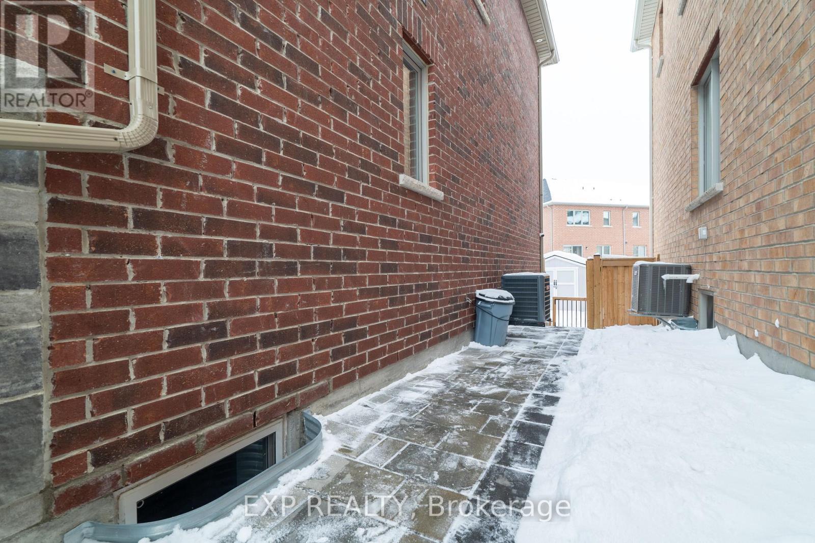 Side walkway - 38 Busato Drive, Whitchurch-Stouffville, ON - With Exterior