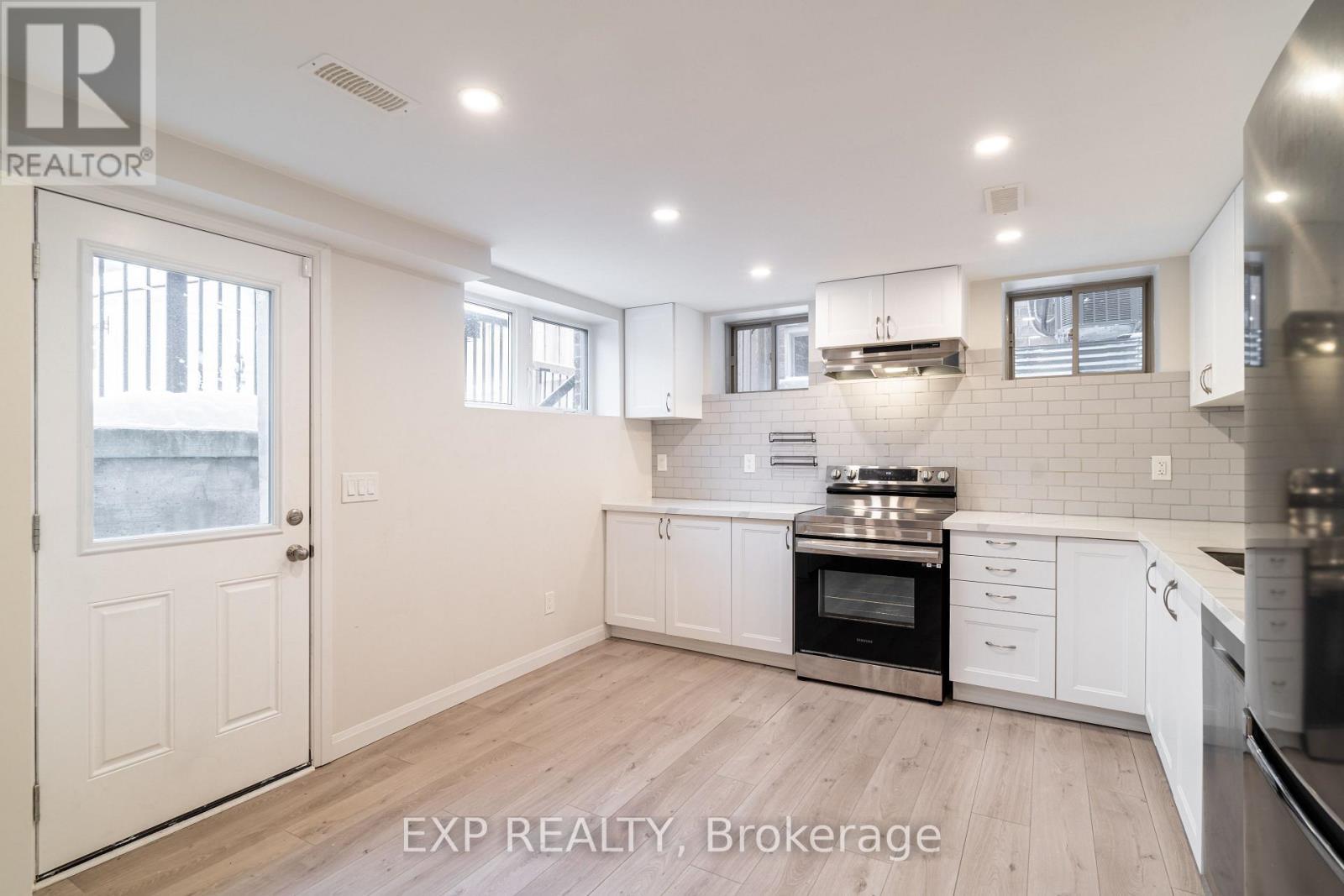 Kitchen & Entrance - 38 Busato Drive, Whitchurch-Stouffville, ON - Indoor Photo Showing Kitchen With Upgraded Kitchen