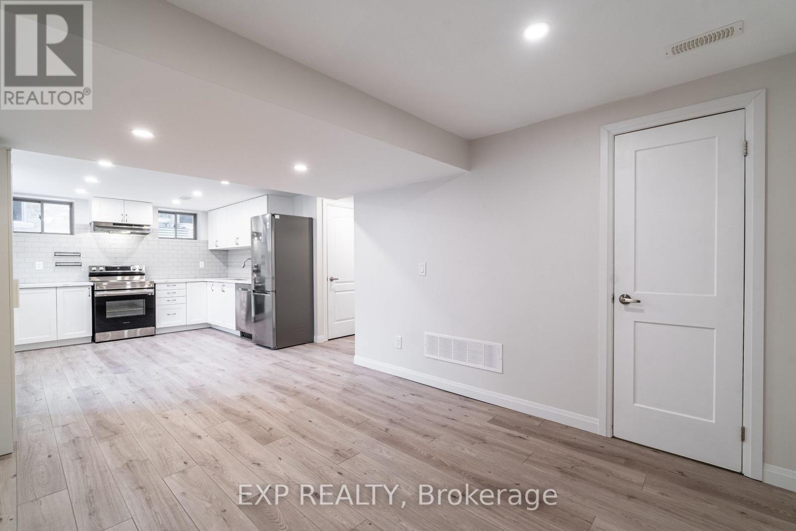 Living Rm / Kitchen - 38 Busato Drive, Whitchurch-Stouffville, ON - Indoor