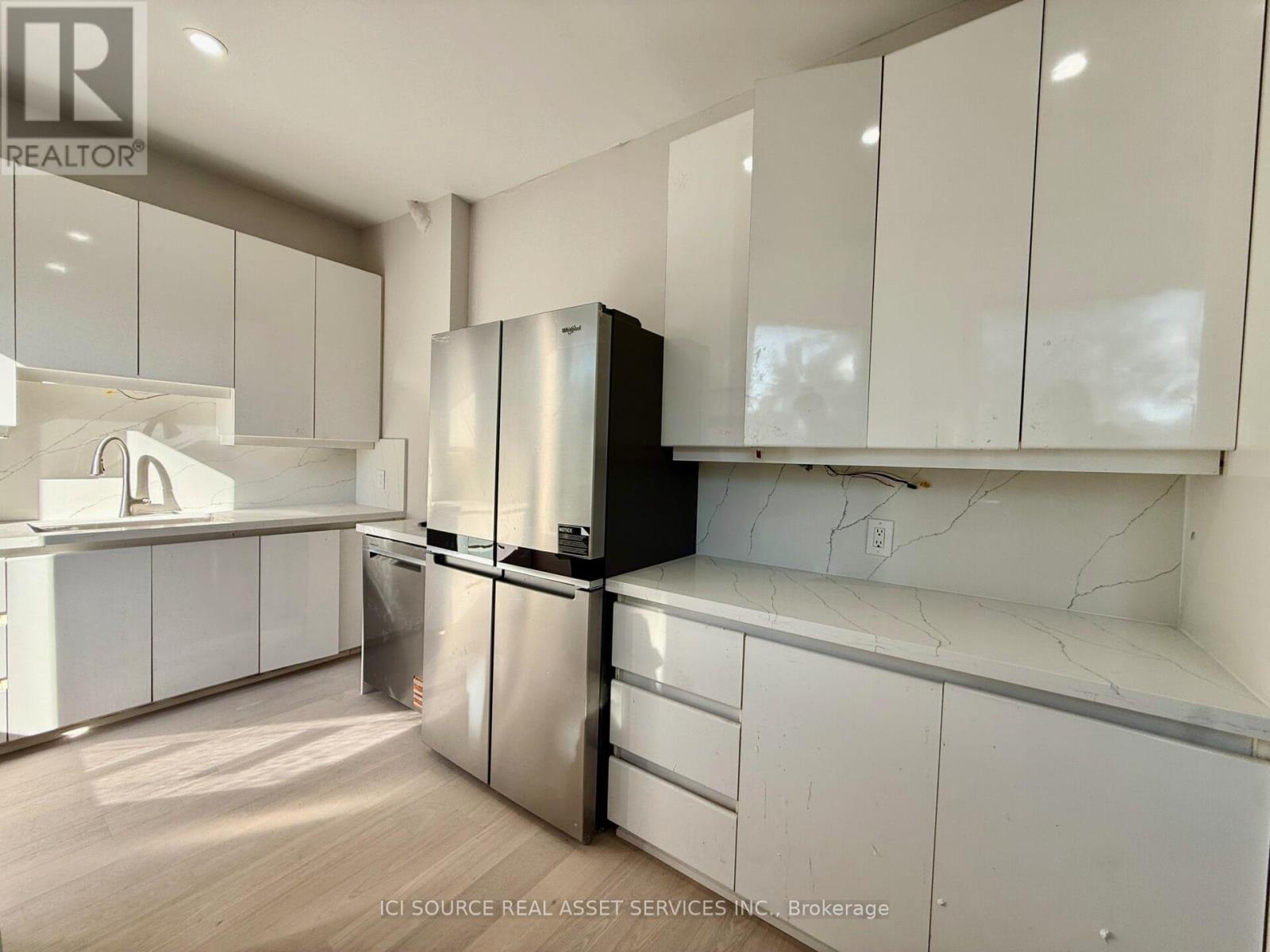 2 - 2 Bellwoods Park, Toronto, ON - Indoor Photo Showing Kitchen With Stainless Steel Kitchen