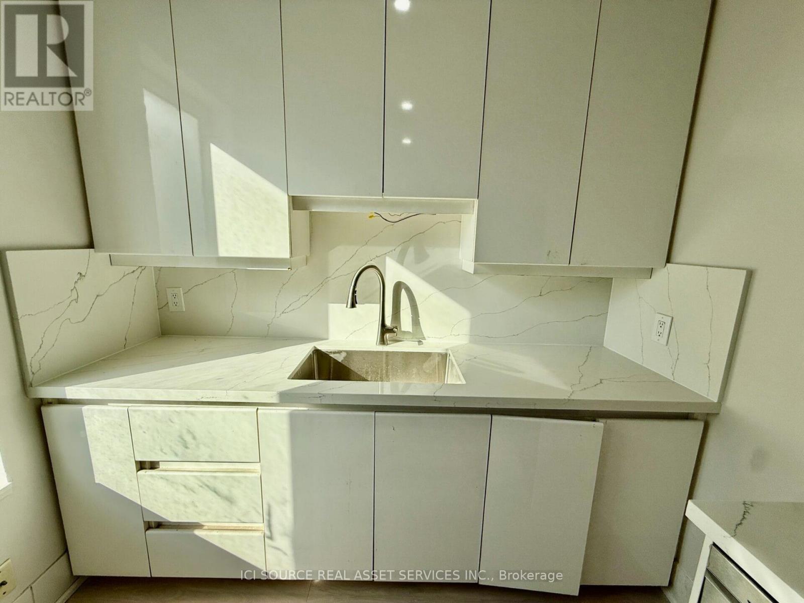 2 - 2 Bellwoods Park, Toronto, ON - Indoor Photo Showing Kitchen