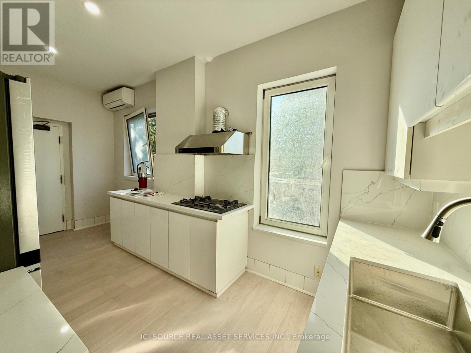 2 - 2 Bellwoods Park, Toronto, ON - Indoor