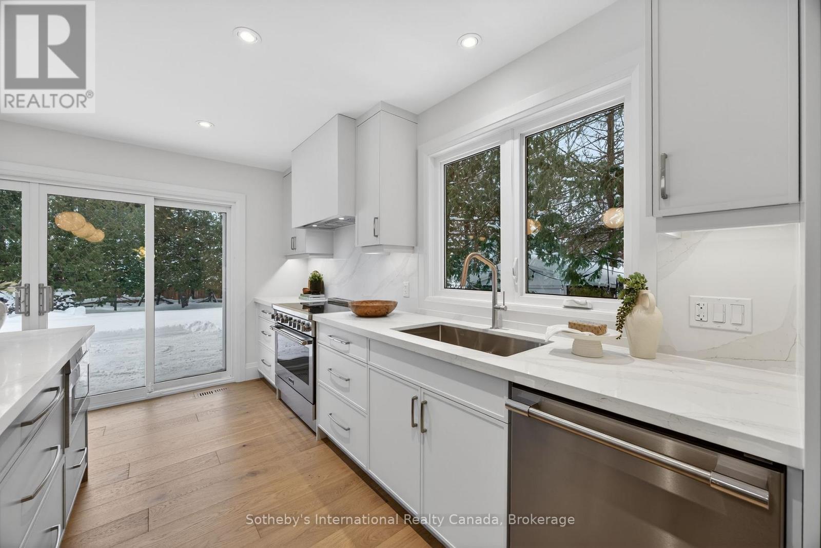 111 Patricia Drive, Blue Mountains, ON - Indoor Photo Showing Kitchen With Upgraded Kitchen