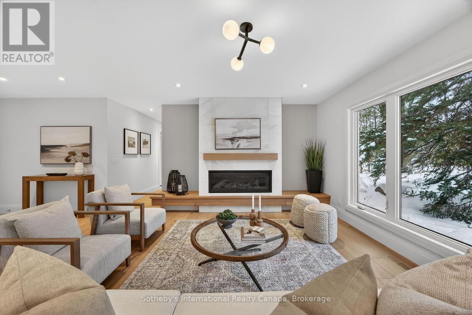 111 Patricia Drive, Blue Mountains, ON - Indoor Photo Showing Living Room With Fireplace