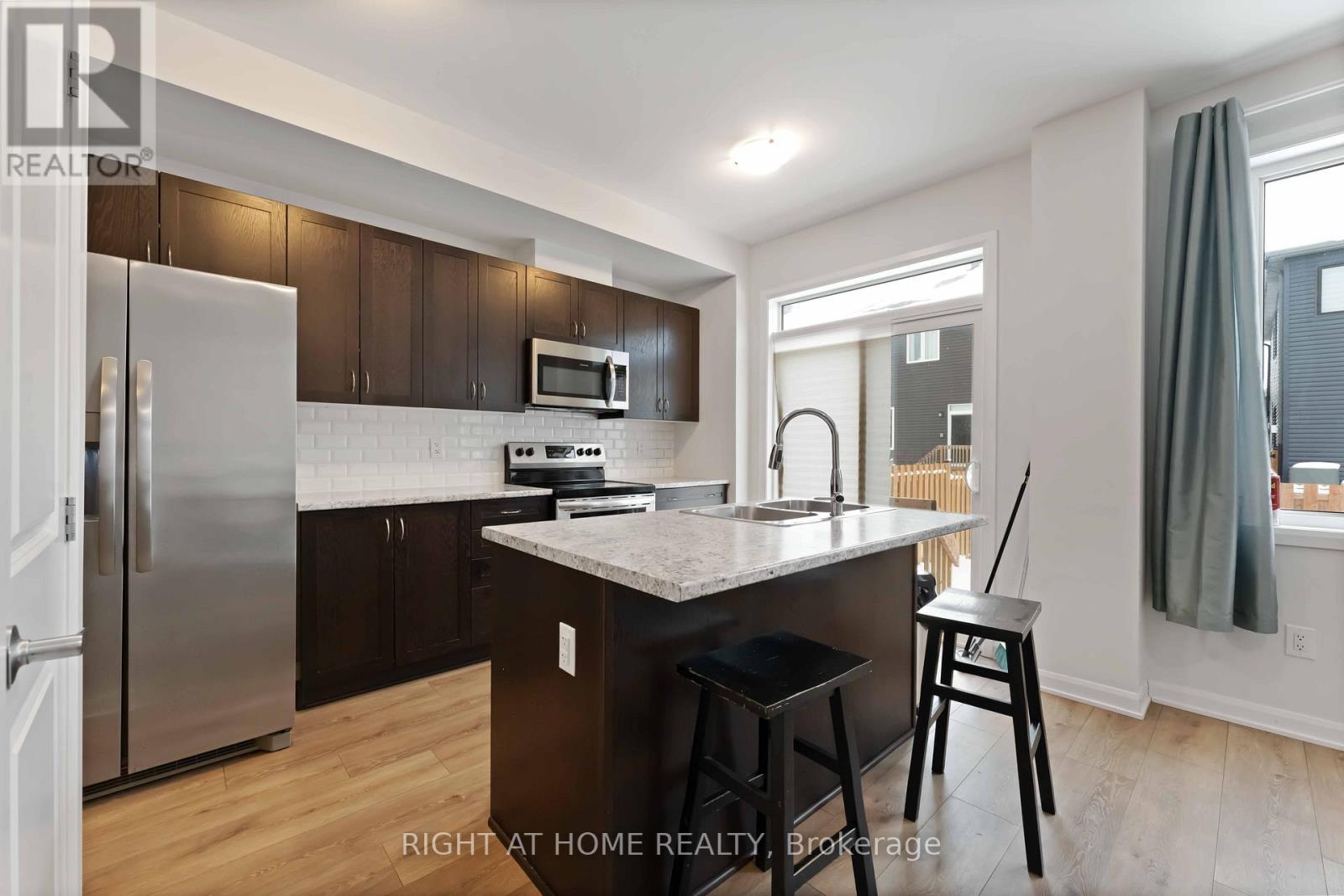 1022 Ballyhale Heights, Ottawa, ON - Indoor Photo Showing Kitchen With Upgraded Kitchen