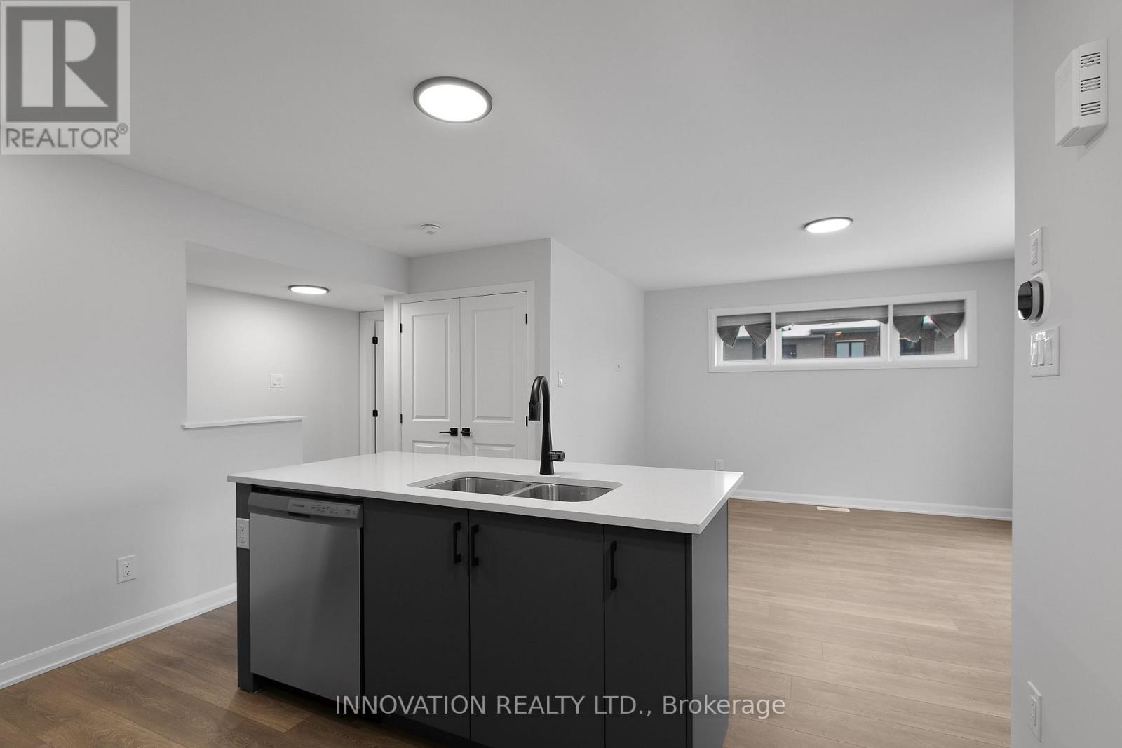 32 - 301 Glenroy Gilbert Drive, Ottawa, ON - Indoor Photo Showing Kitchen With Double Sink