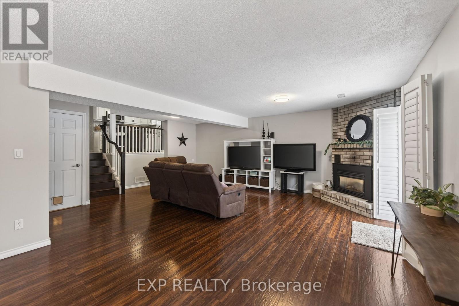 431 Rexford Drive, Hamilton (Randall), ON - Indoor Photo Showing Living Room With Fireplace