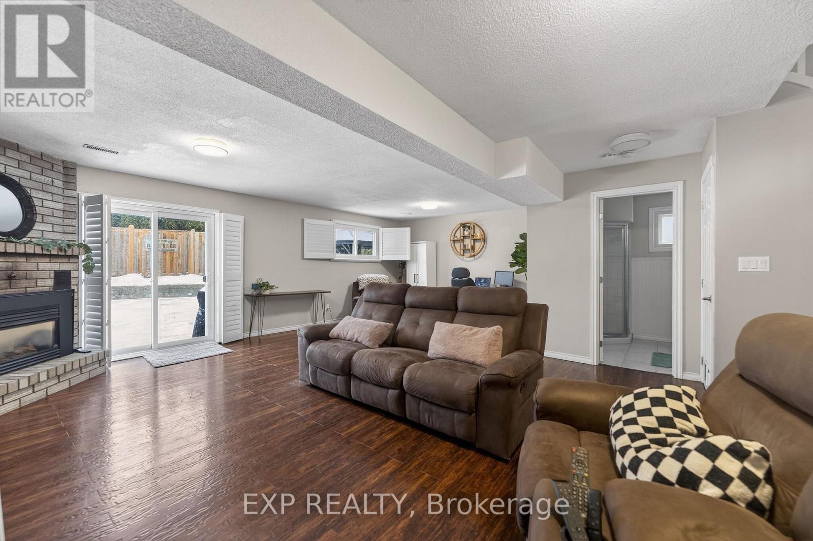 431 Rexford Drive, Hamilton (Randall), ON - Indoor Photo Showing Living Room With Fireplace
