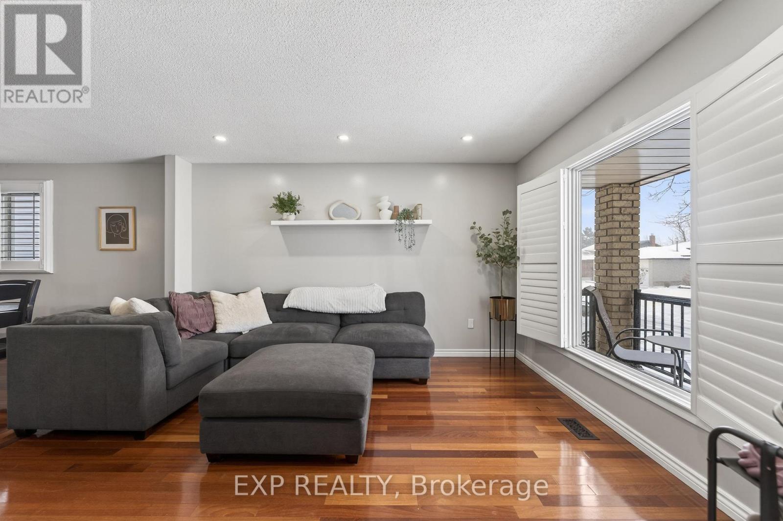 431 Rexford Drive, Hamilton (Randall), ON - Indoor Photo Showing Living Room