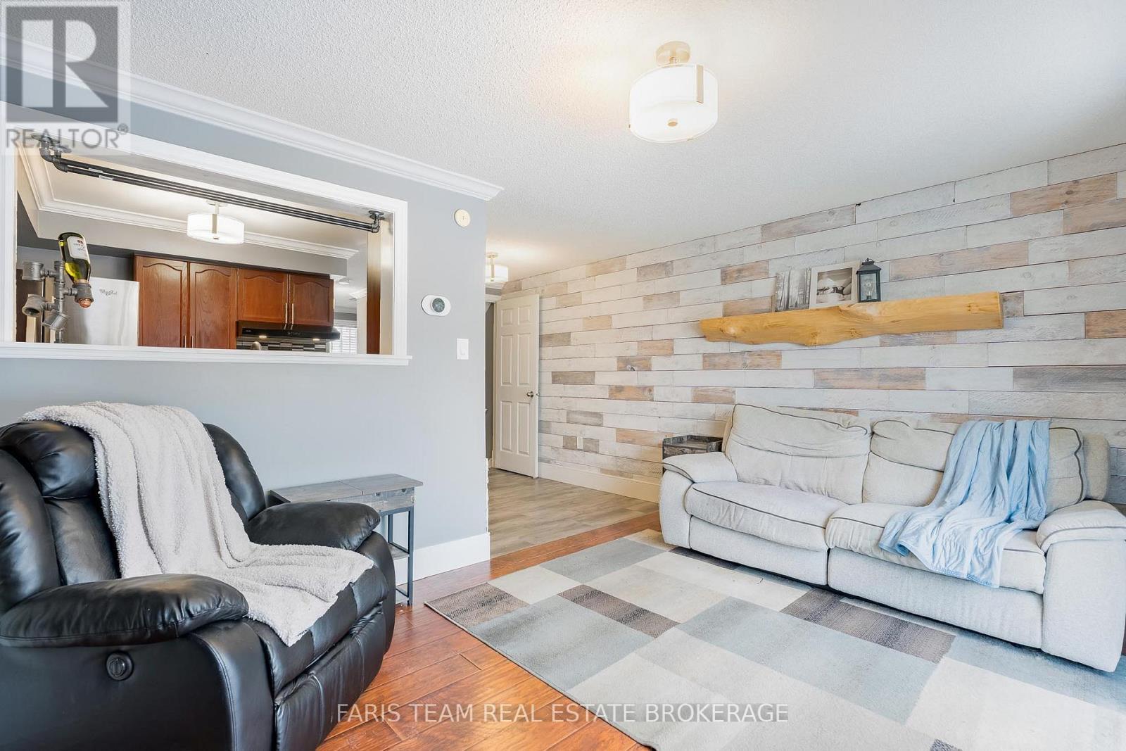 28 Raymond Crescent, Barrie, ON - Indoor Photo Showing Living Room