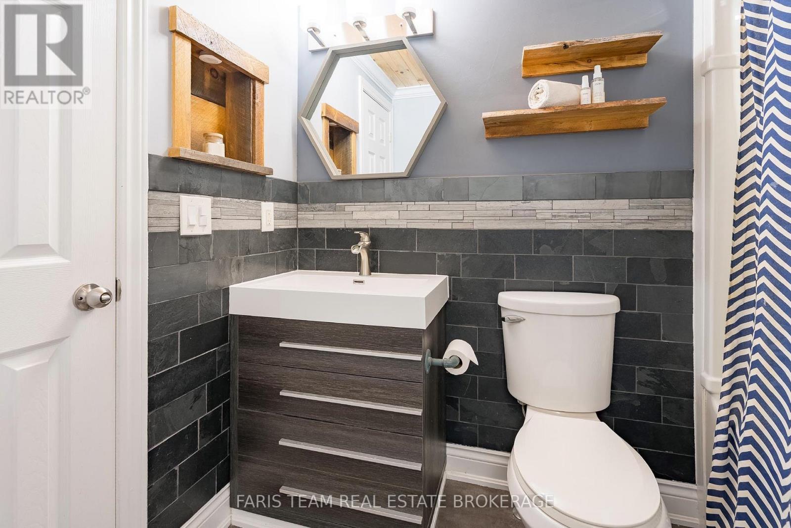 28 Raymond Crescent, Barrie, ON - Indoor Photo Showing Bathroom