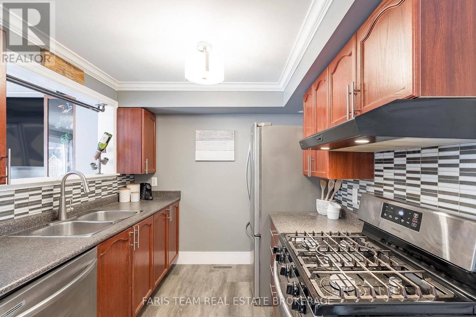 28 Raymond Crescent, Barrie, ON - Indoor Photo Showing Kitchen With Double Sink
