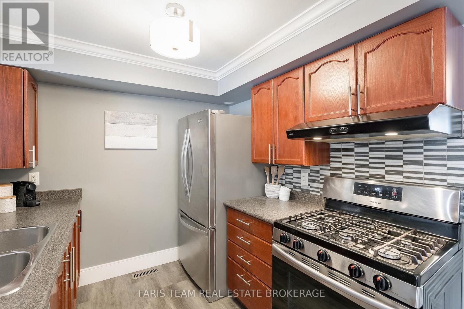 28 Raymond Crescent, Barrie, ON - Indoor Photo Showing Kitchen With Double Sink