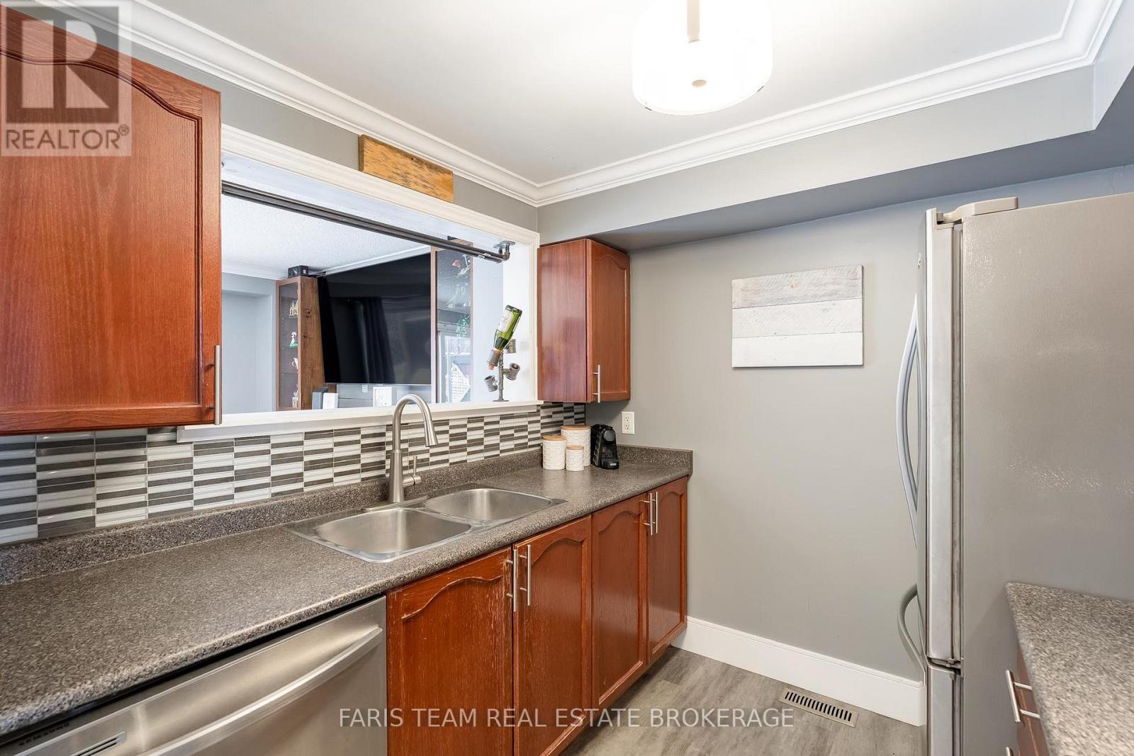 28 Raymond Crescent, Barrie, ON - Indoor Photo Showing Kitchen With Double Sink
