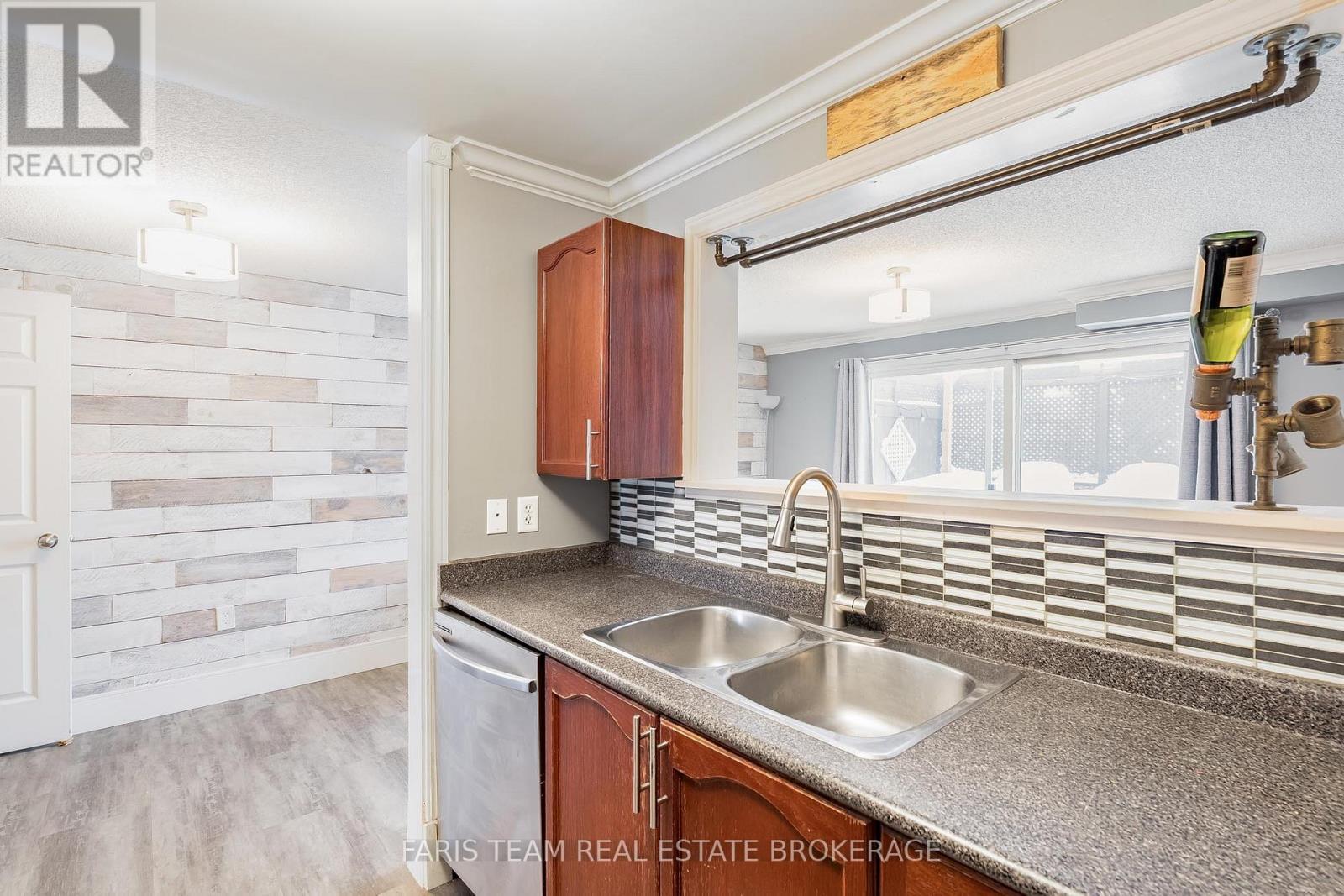 28 Raymond Crescent, Barrie, ON - Indoor Photo Showing Kitchen With Double Sink