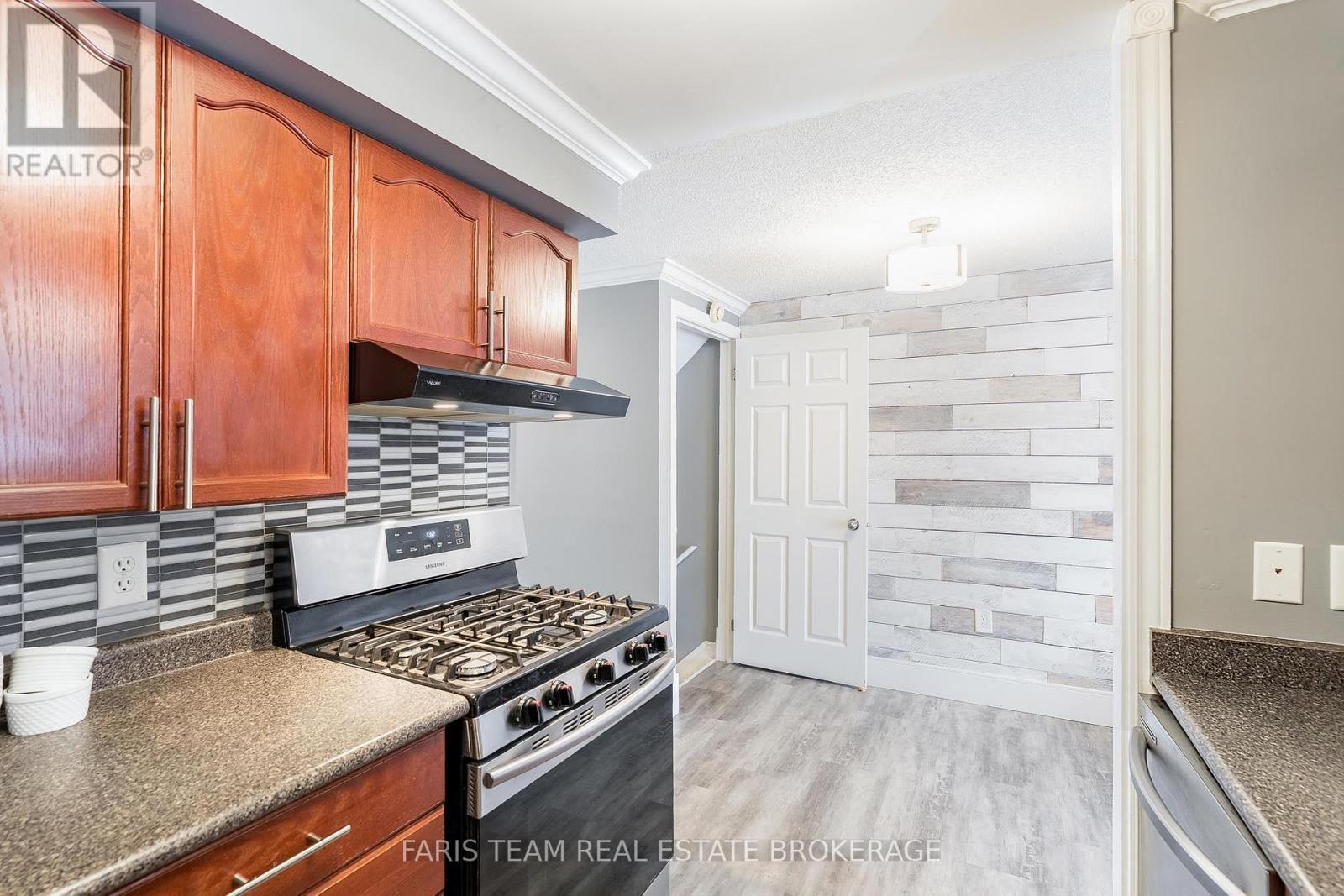 28 Raymond Crescent, Barrie, ON - Indoor Photo Showing Kitchen