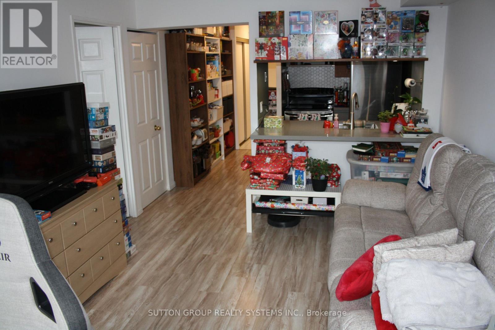 1104A - 3605 Kariya Drive, Mississauga, ON - Indoor Photo Showing Living Room