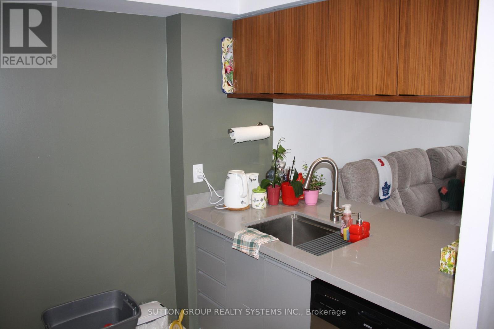 1104A - 3605 Kariya Drive, Mississauga, ON - Indoor Photo Showing Kitchen