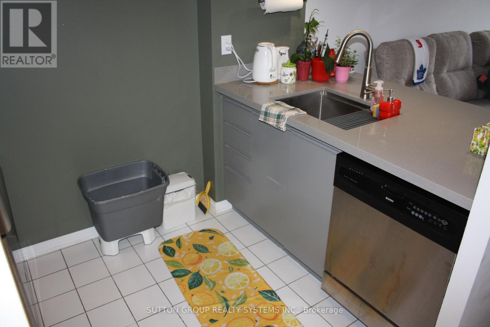 1104A - 3605 Kariya Drive, Mississauga, ON - Indoor Photo Showing Kitchen