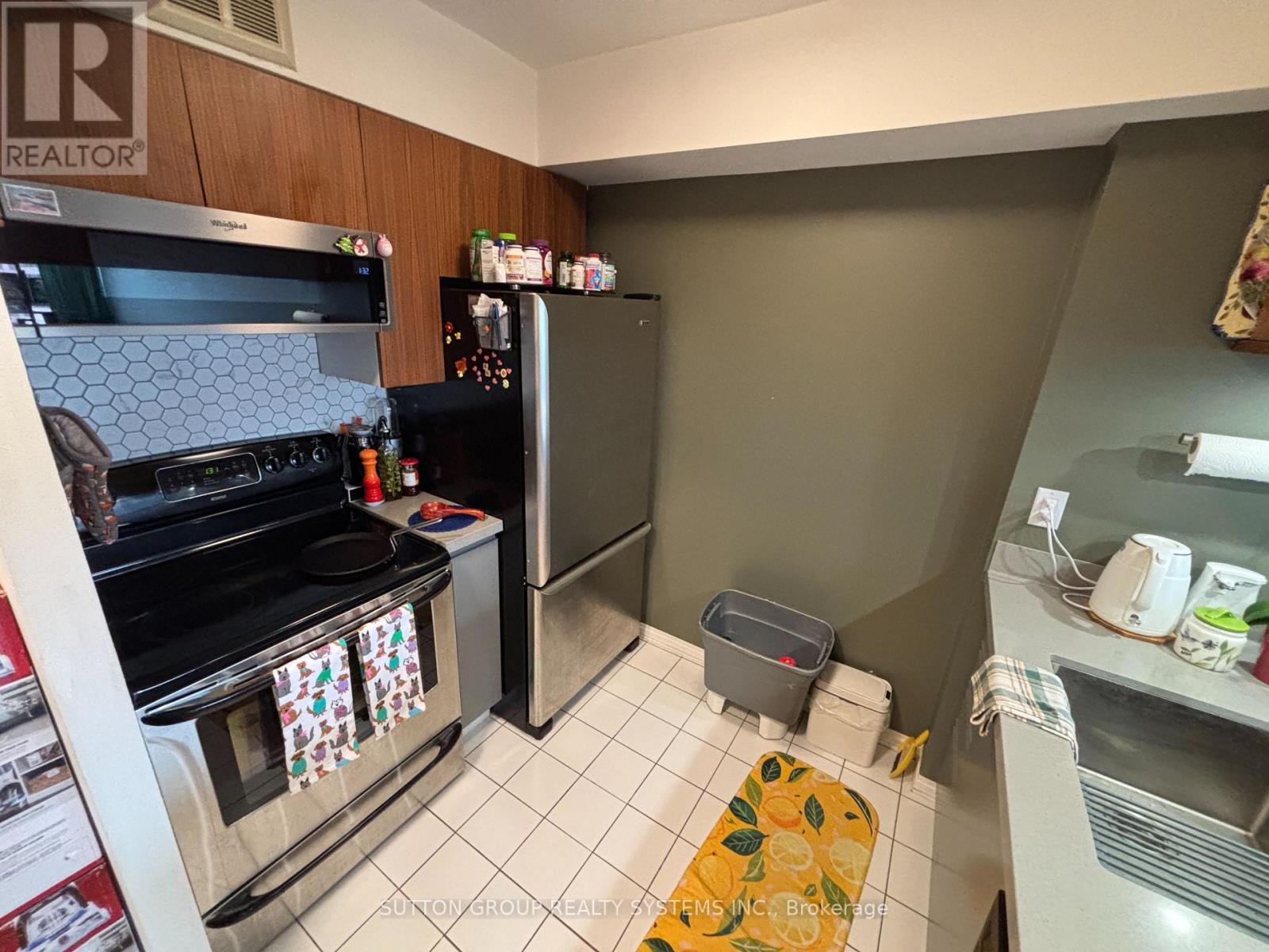 1104A - 3605 Kariya Drive, Mississauga, ON - Indoor Photo Showing Kitchen
