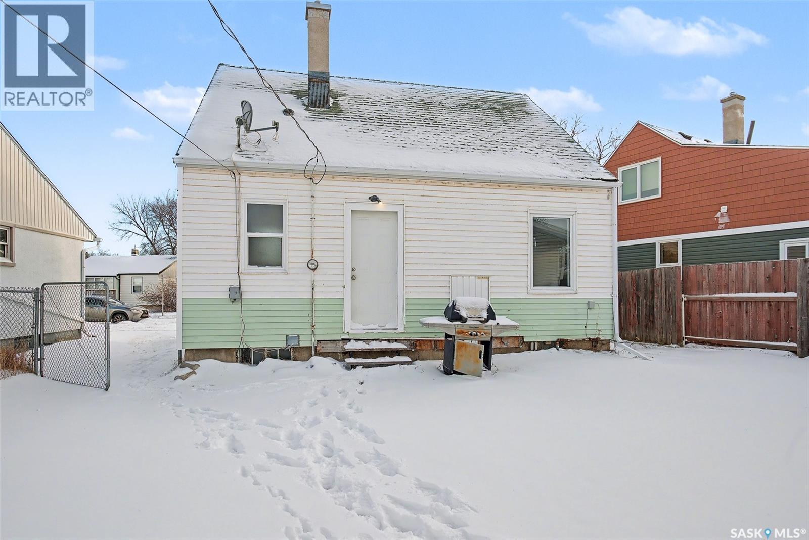 22 Elizabeth Crescent, Regina, SK - Outdoor With Exterior