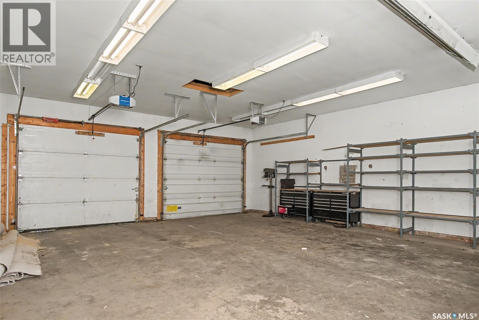 22 Elizabeth Crescent, Regina, SK - Indoor Photo Showing Garage