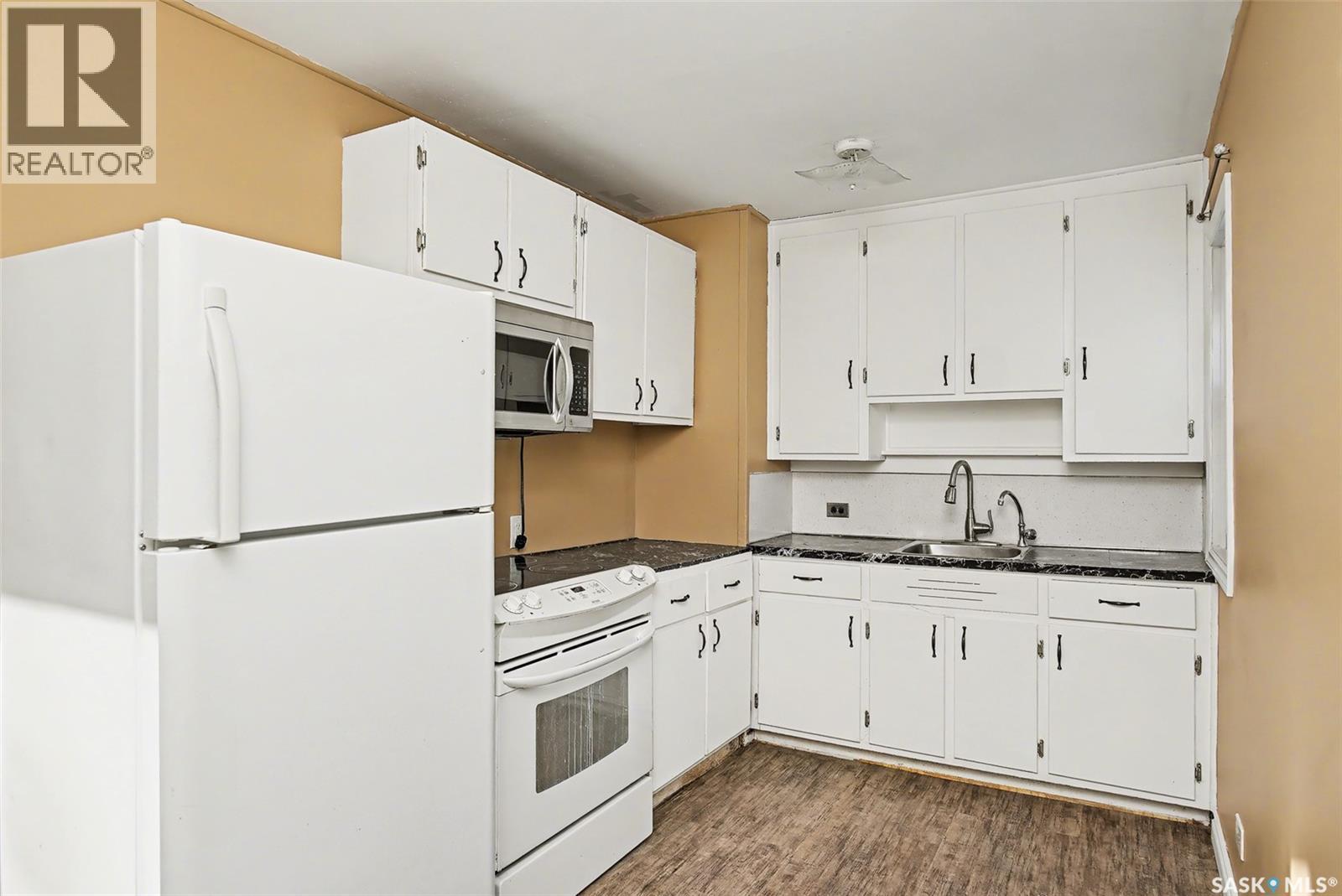 22 Elizabeth Crescent, Regina, SK - Indoor Photo Showing Kitchen