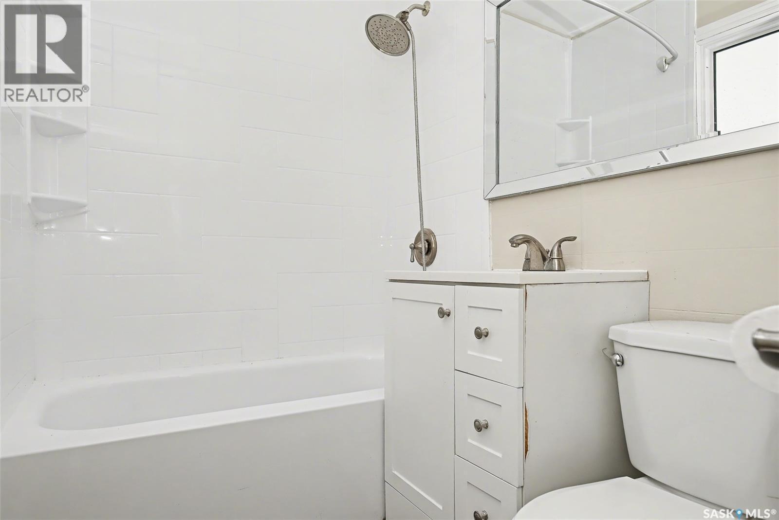 22 Elizabeth Crescent, Regina, SK - Indoor Photo Showing Bathroom