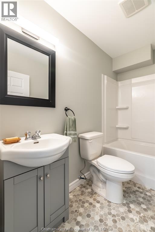 38 Mary Street, Chatham, ON - Indoor Photo Showing Bathroom