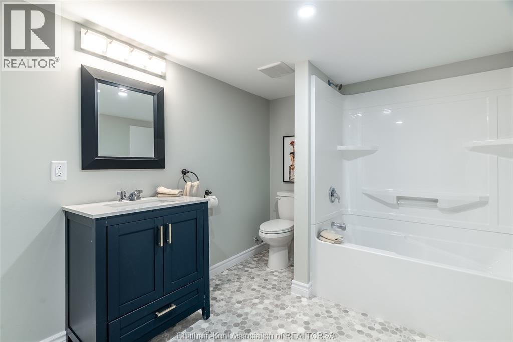 38 Mary Street, Chatham, ON - Indoor Photo Showing Bathroom