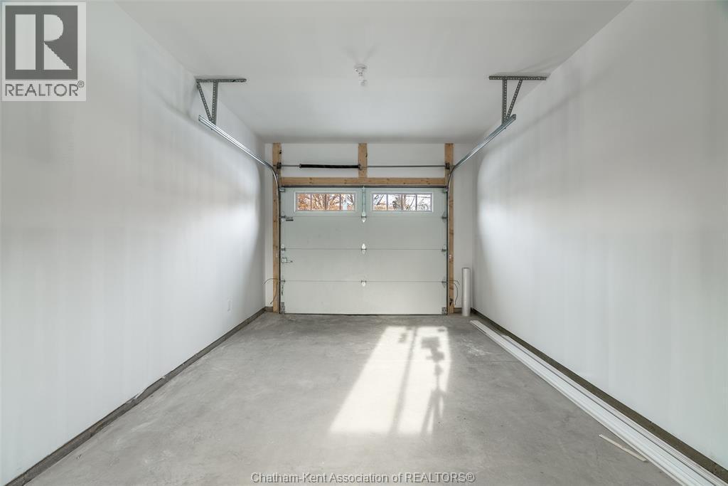 38 Mary Street, Chatham, ON - Indoor Photo Showing Garage