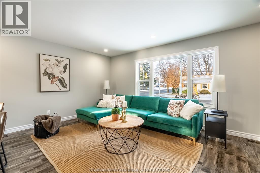 38 Mary Street, Chatham, ON - Indoor Photo Showing Living Room
