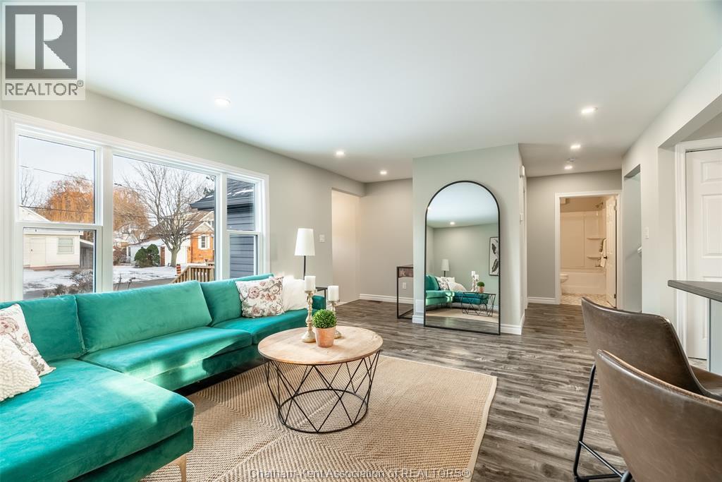 38 Mary Street, Chatham, ON - Indoor Photo Showing Living Room