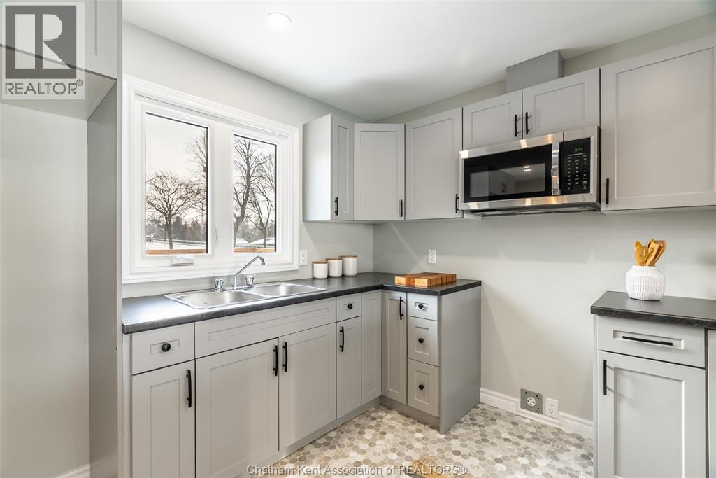 38 Mary Street, Chatham, ON - Indoor Photo Showing Kitchen With Double Sink