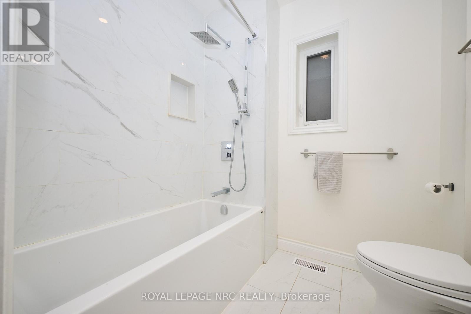 Attractive back tiles. - 29 Trapnell Street, St. Catharines (E. Chester), ON - Indoor Photo Showing Bathroom