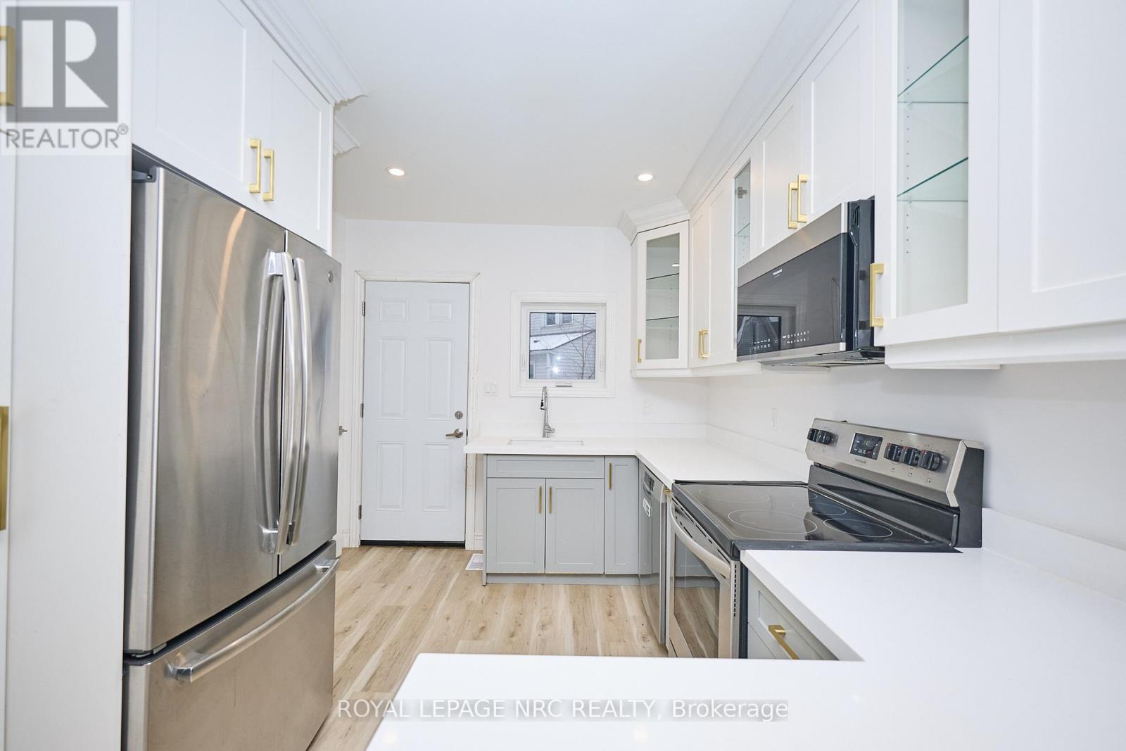 Beautifully updated kitchen! - 29 Trapnell Street, St. Catharines (E. Chester), ON - Indoor Photo Showing Kitchen With Stainless Steel Kitchen
