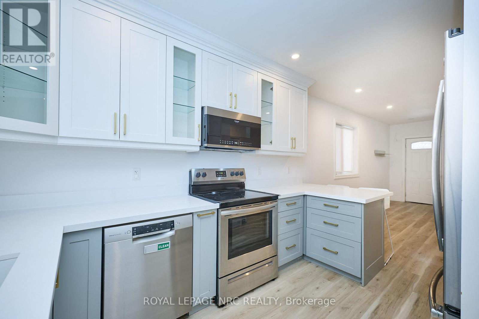 All stainless steel appliances included. - 29 Trapnell Street, St. Catharines (E. Chester), ON - Indoor Photo Showing Kitchen