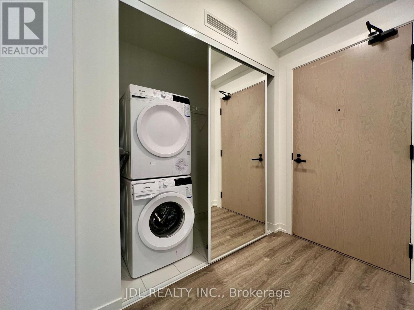 4709 - 8 Interchange Way, Vaughan, ON - Indoor Photo Showing Laundry Room