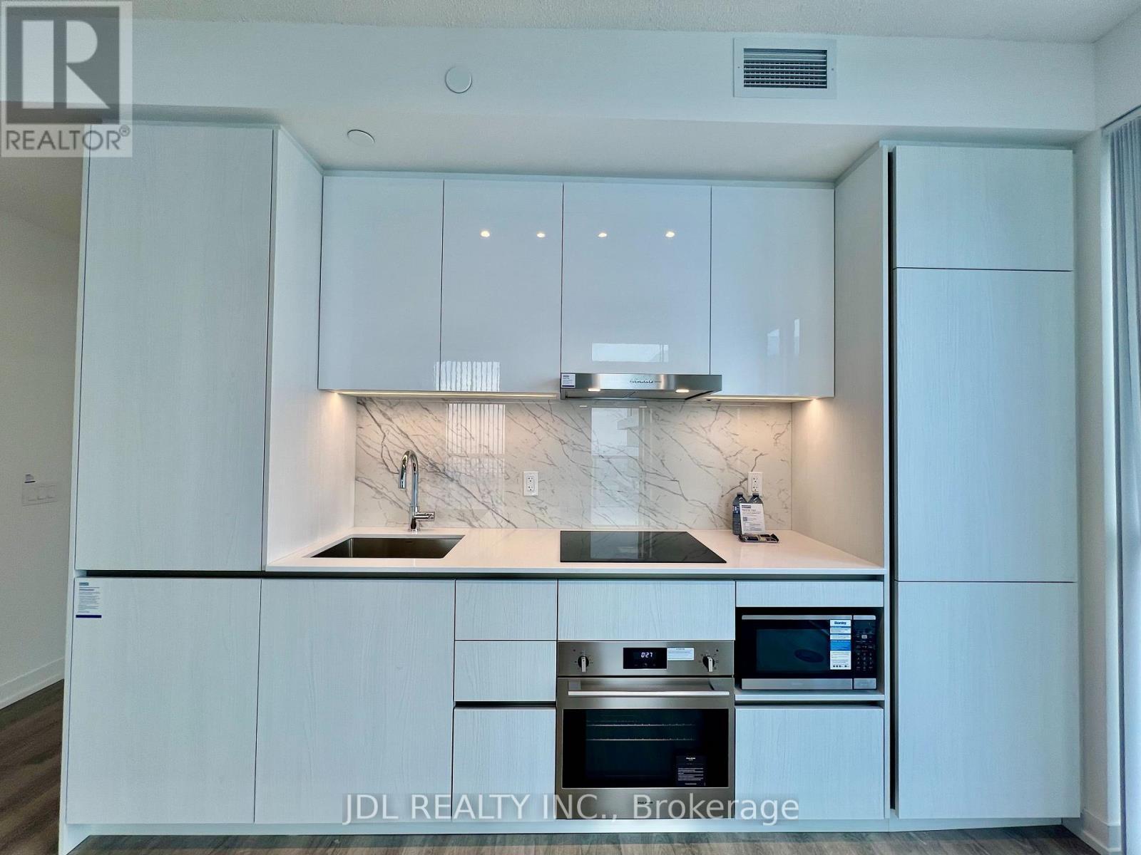 4709 - 8 Interchange Way, Vaughan, ON - Indoor Photo Showing Kitchen