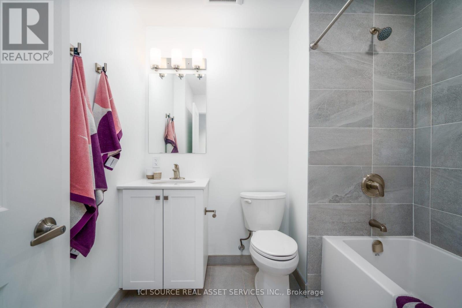 208 - 19B West Street N, Kawartha Lakes, ON - Indoor Photo Showing Bathroom