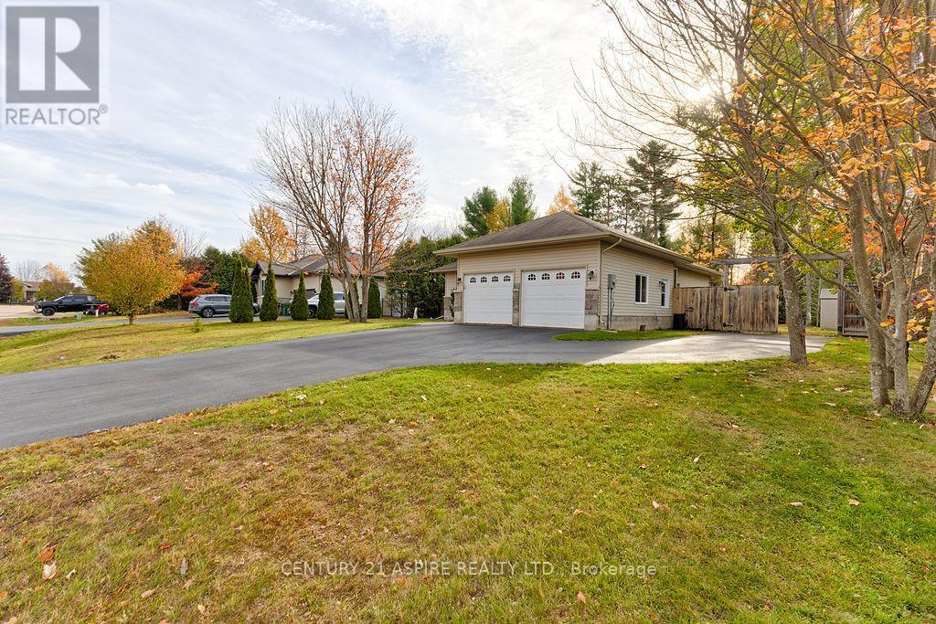 206 Oriole Crescent, Petawawa, ON - Outdoor
