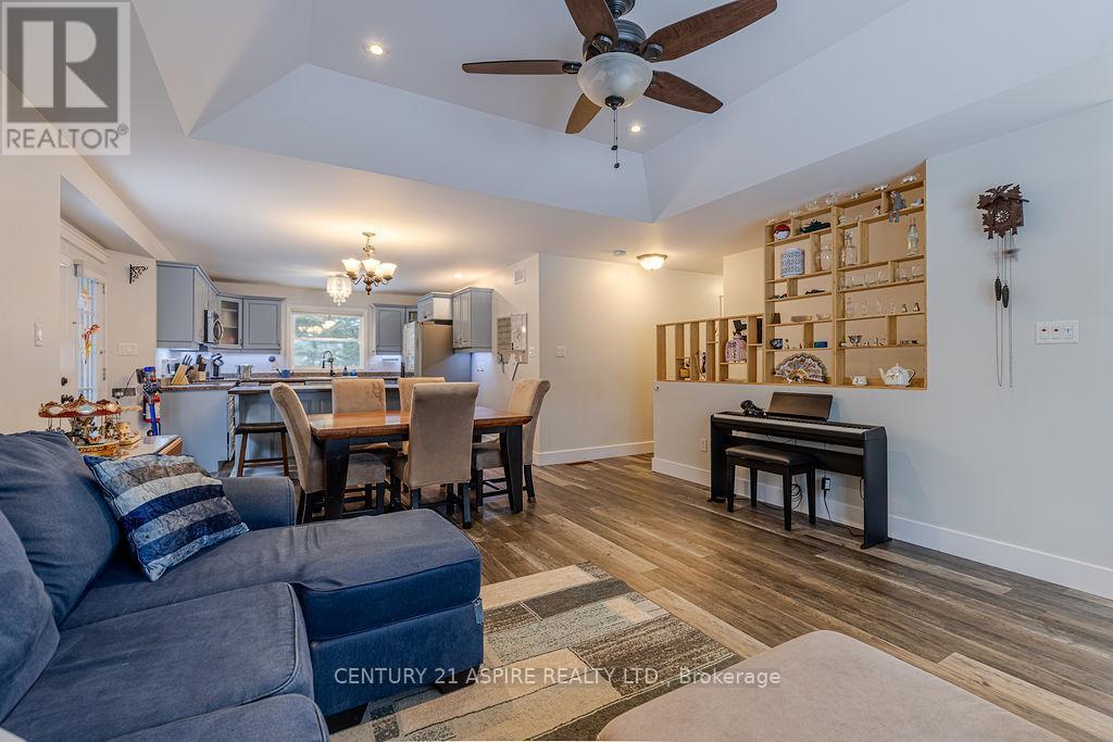 206 Oriole Crescent, Petawawa, ON - Indoor Photo Showing Living Room