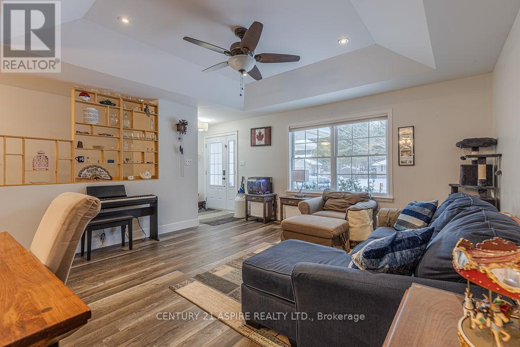 206 Oriole Crescent, Petawawa, ON - Indoor Photo Showing Living Room