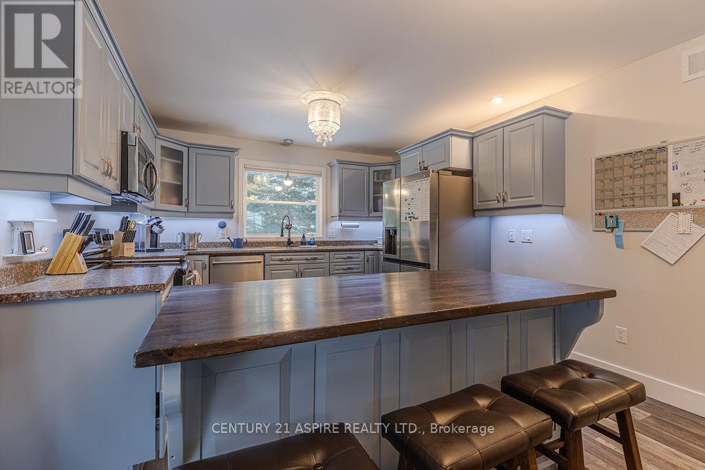 206 Oriole Crescent, Petawawa, ON - Indoor Photo Showing Kitchen With Double Sink