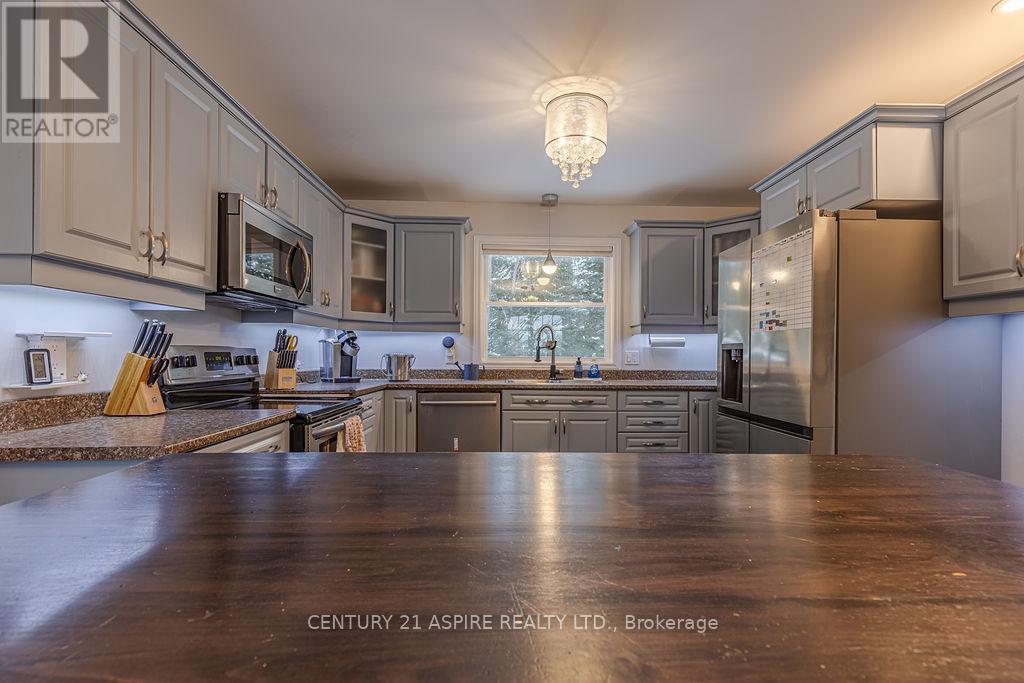206 Oriole Crescent, Petawawa, ON - Indoor Photo Showing Kitchen