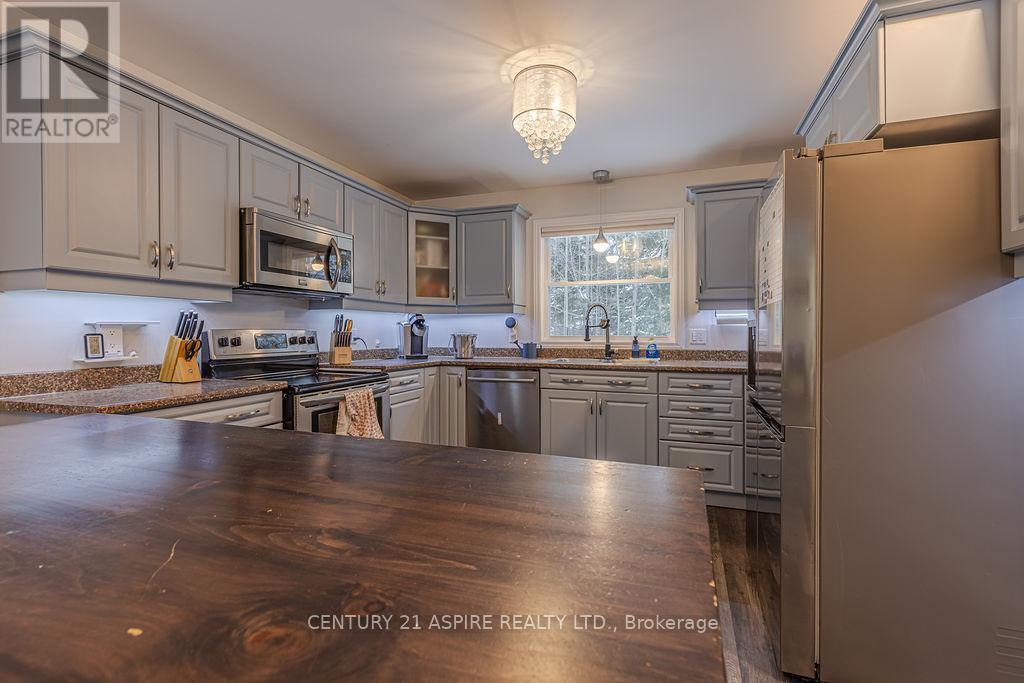 206 Oriole Crescent, Petawawa, ON - Indoor Photo Showing Kitchen