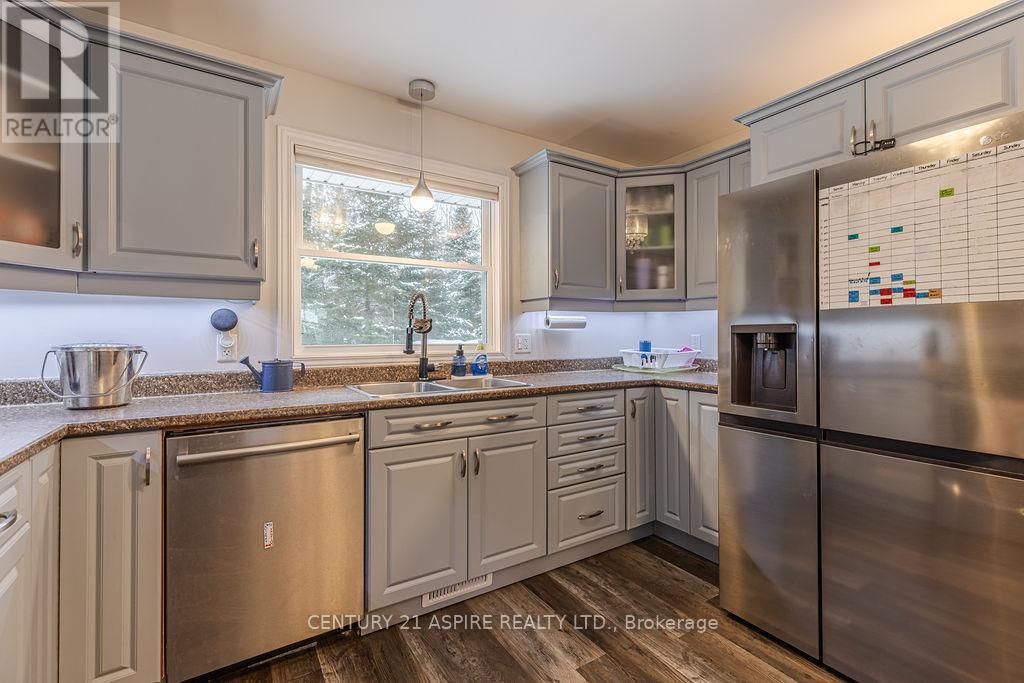 206 Oriole Crescent, Petawawa, ON - Indoor Photo Showing Kitchen With Double Sink