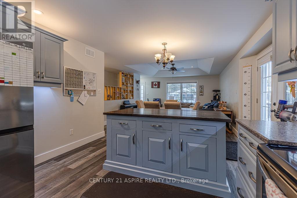 206 Oriole Crescent, Petawawa, ON - Indoor Photo Showing Kitchen