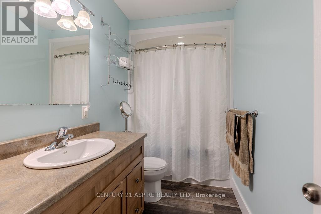206 Oriole Crescent, Petawawa, ON - Indoor Photo Showing Bathroom