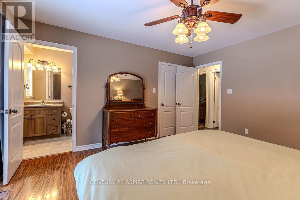206 Oriole Crescent, Petawawa, ON - Indoor Photo Showing Bedroom